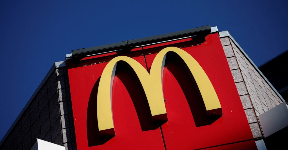 米マクドナルド、人気セットメニュー15％値下げへ＝報道 | ロイター