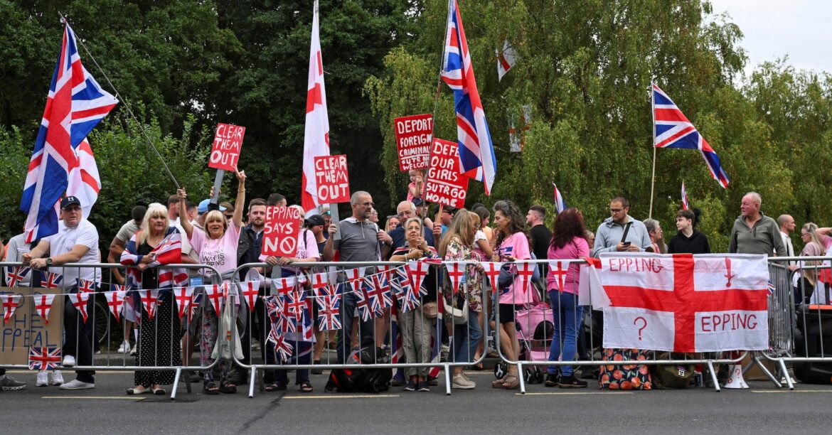 英国で反移民デモ続く、ポピュリスト政党は強制送還計画打ち出す | ロイター 英国で反移民デモ続く、ポピュリスト政党は強制送還計画打ち出す | ロイター