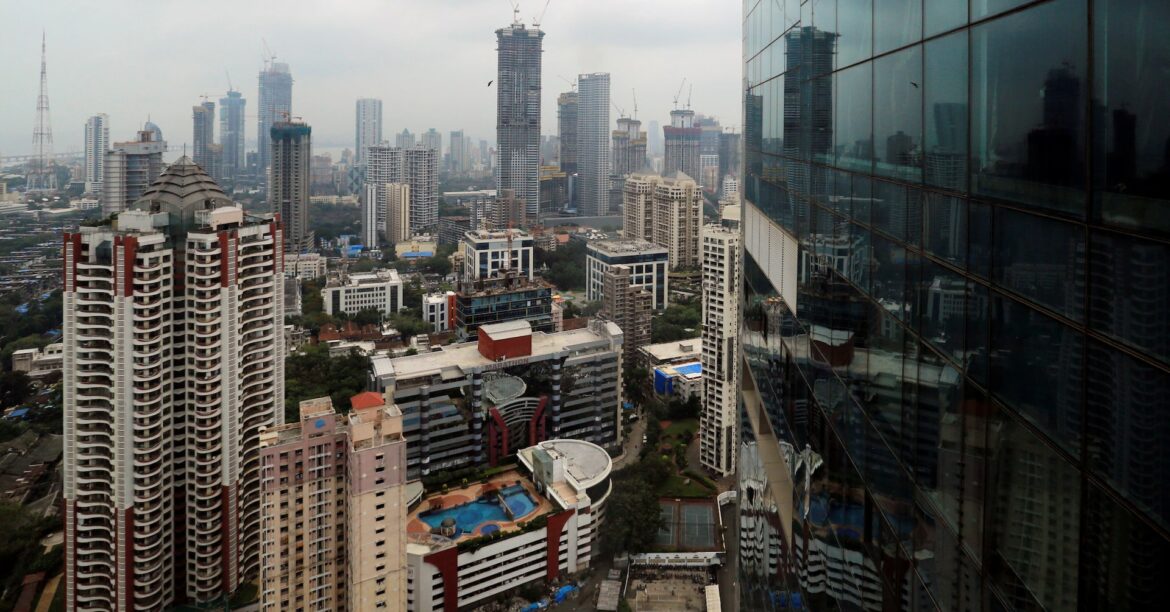 インドの格付け「ＢＢＢ－」維持、高債務と米関税リスク指摘＝フィッチ | ロイター