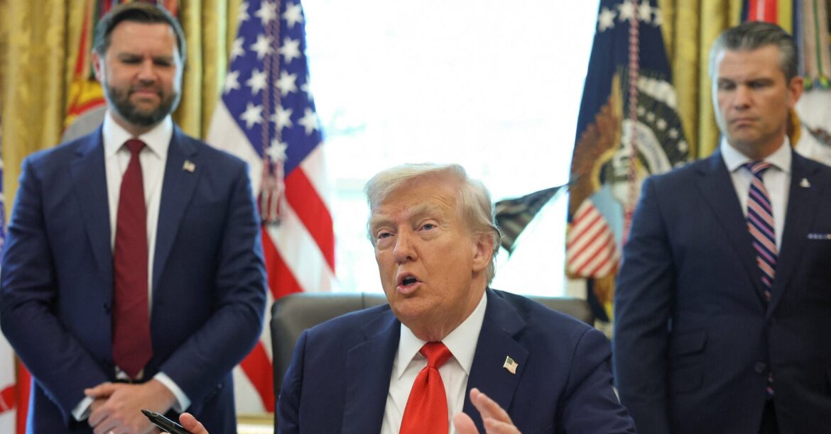 米国旗焼却なら訴追・在留制限へ、トランプ氏が大統領令 | ロイター