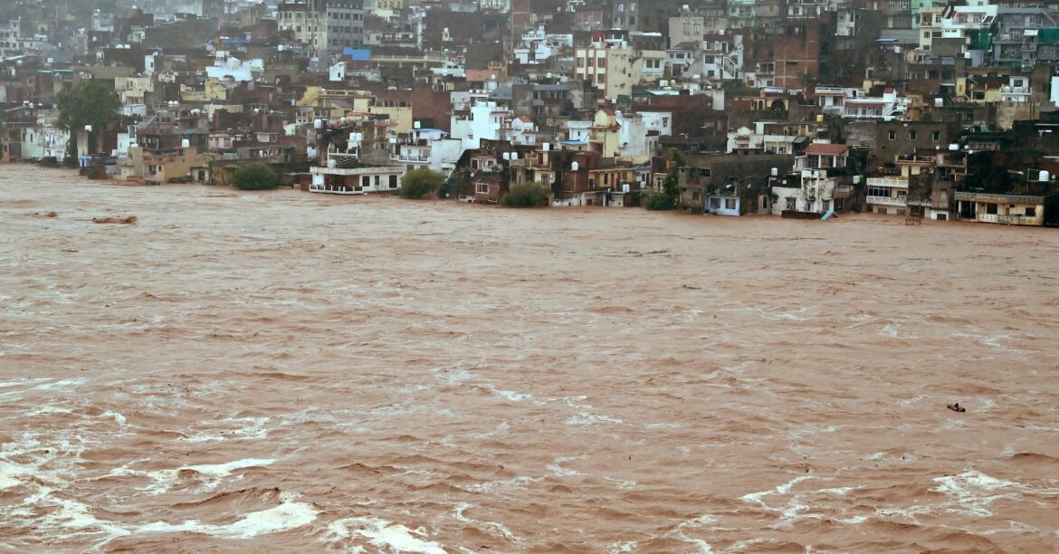 インド北部で大雨による洪水・地滑り、30人以上死亡 | ロイター