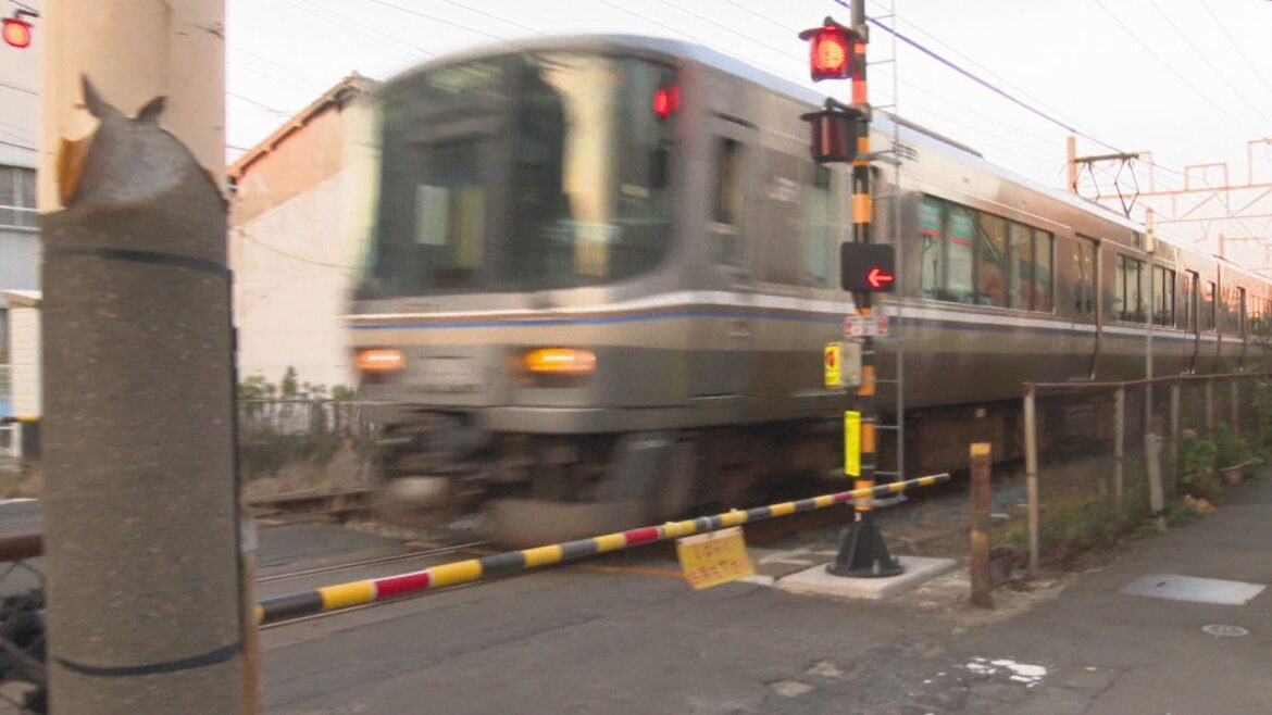 踏切でマリンライナーと車が接触…車はその後逃走か　警察が行方追う　約1900人に影響　JR予讃線・高松市 | KSBニュース | KSB瀬戸内海放送