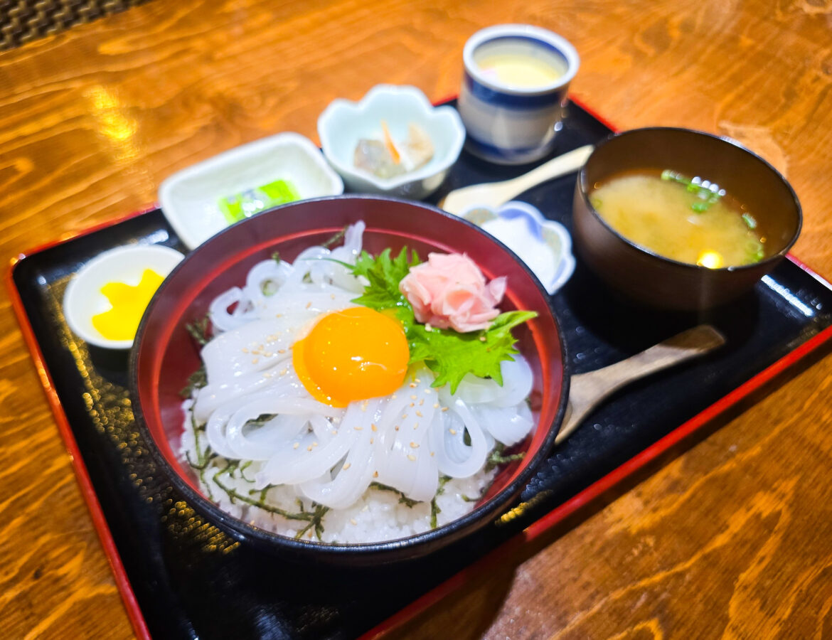 境港の夏の味覚『お食事処 海心』で白いか丼を堪能 | 鳥取マガジン
