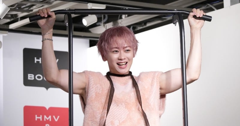 超特急・シューヤ、写真集イベントで“異例”懸垂披露 体脂肪率6%の“究極腹筋カット”も話題に – ORICON 超特急・シューヤ、写真集イベントで“異例”懸垂披露 体脂肪率6%の“究極腹筋カット”も話題に - ORICON