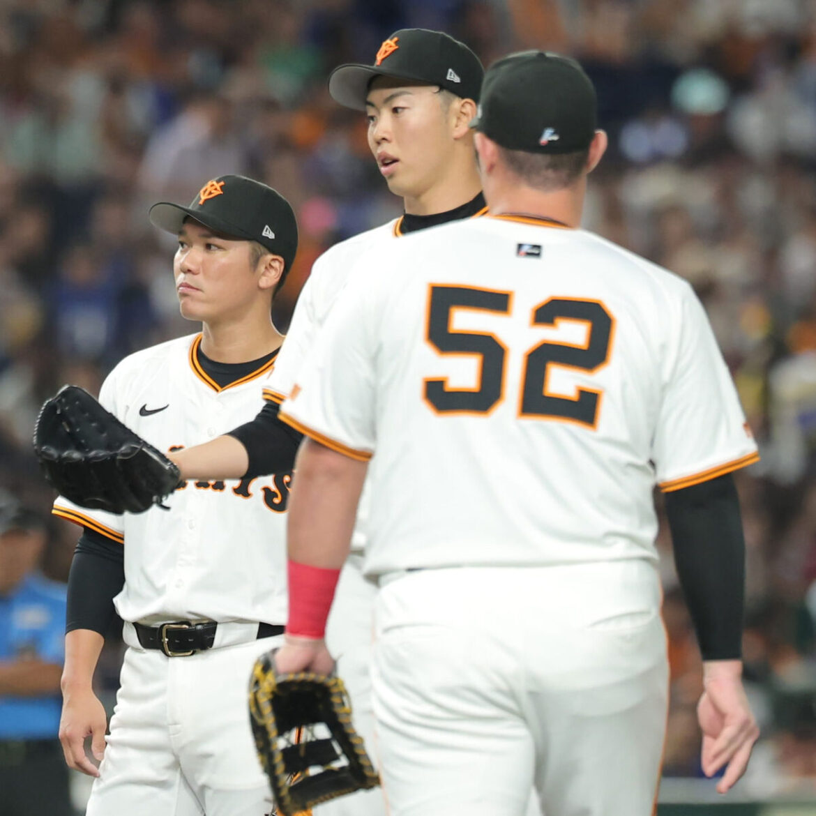 初回１死満塁、森田駿哉のもとに向かう坂本勇人ら巨人の選手たち（カメラ・小林　泰斗）