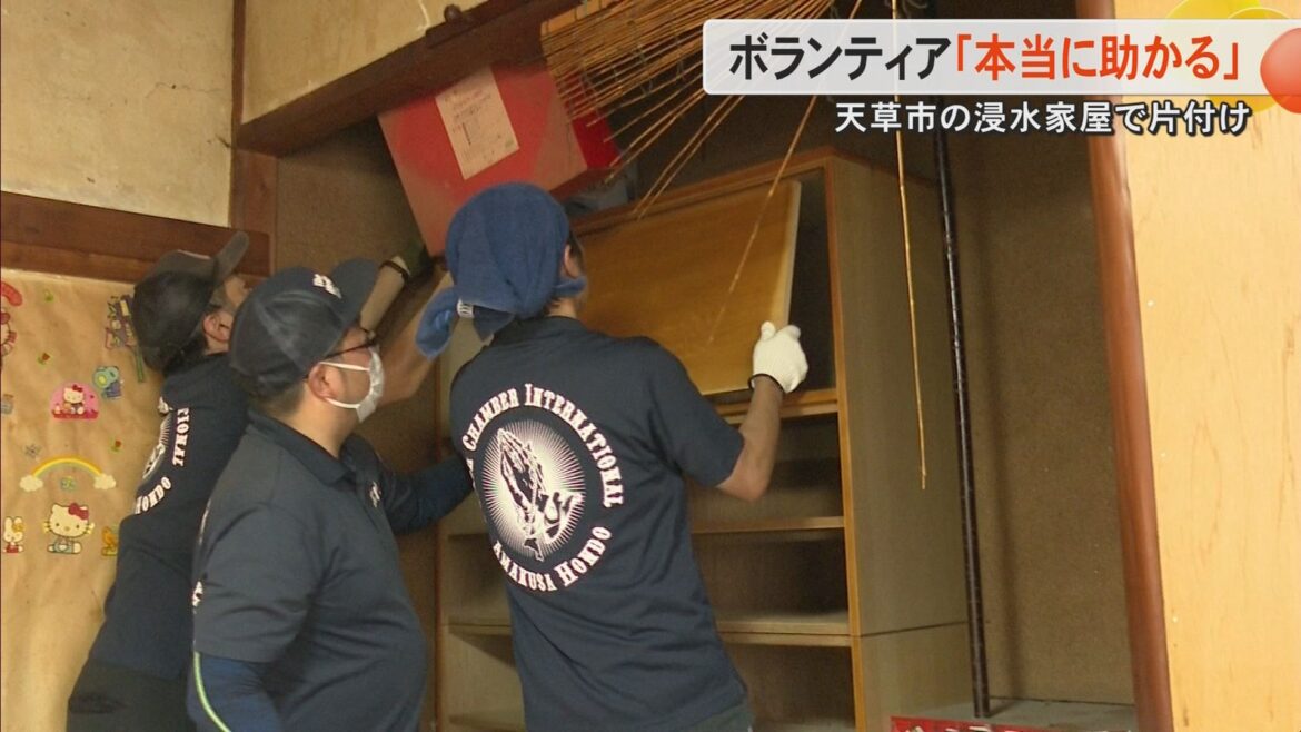 【記録的大雨】猛烈な暑さの中で助け合い 熊本県内でボランティアセンターの開設相次ぐ「力仕事助かる」「業者に電話しても今は忙しい」（FNNプライムオンライン） - Yahoo!ニュース - Yahoo!ニュース