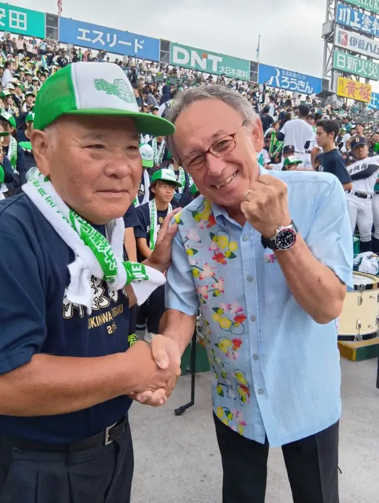 【甲子園】沖縄県の玉城デニー知事がアルプス席生観戦！「“アレ”しかないぞ！頑張ろう！」 - スポニチ Sponichi Annex 野球