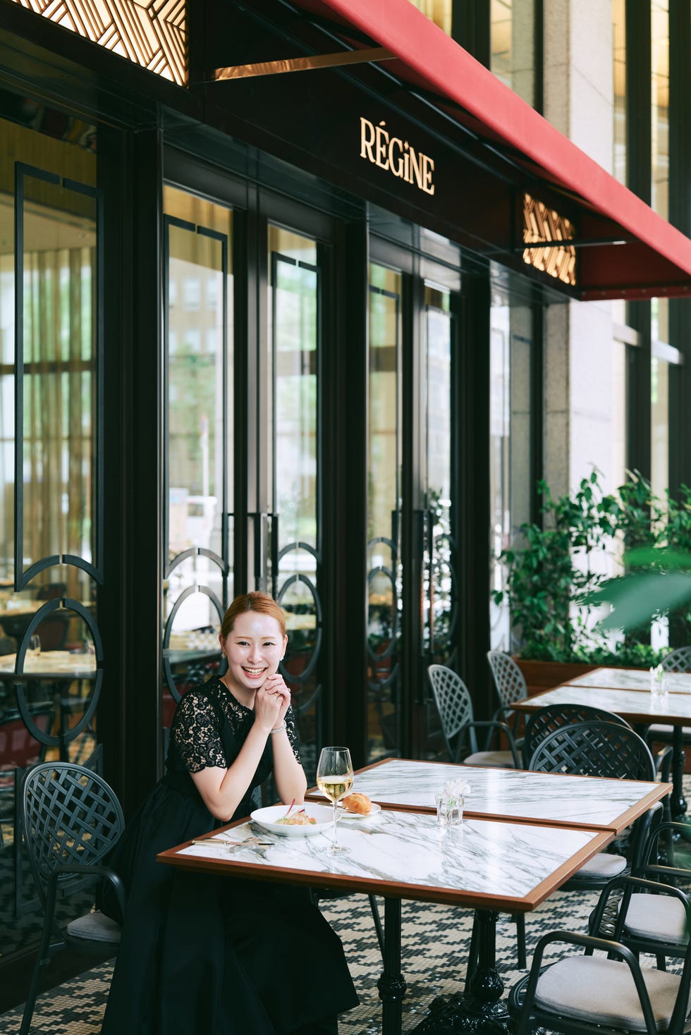 セントレジスのレストランにいる女性 セントレジスのレストランにいる女性