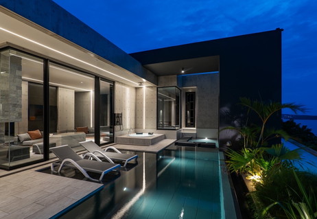 夜通し、ジャグジー&プールに興じることも