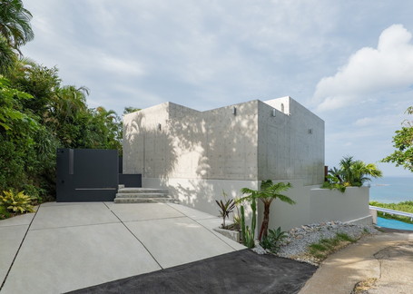 高台に位置する「The Superb Hills」の外観