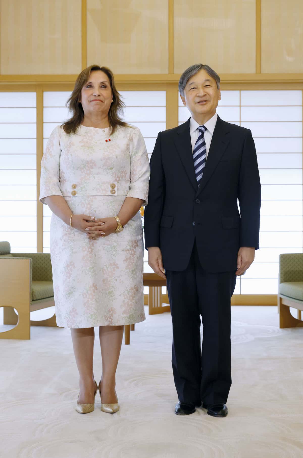 ペルーのボルアルテ大統領との会見に臨まれる天皇陛下＝8日午後、皇居・御所
