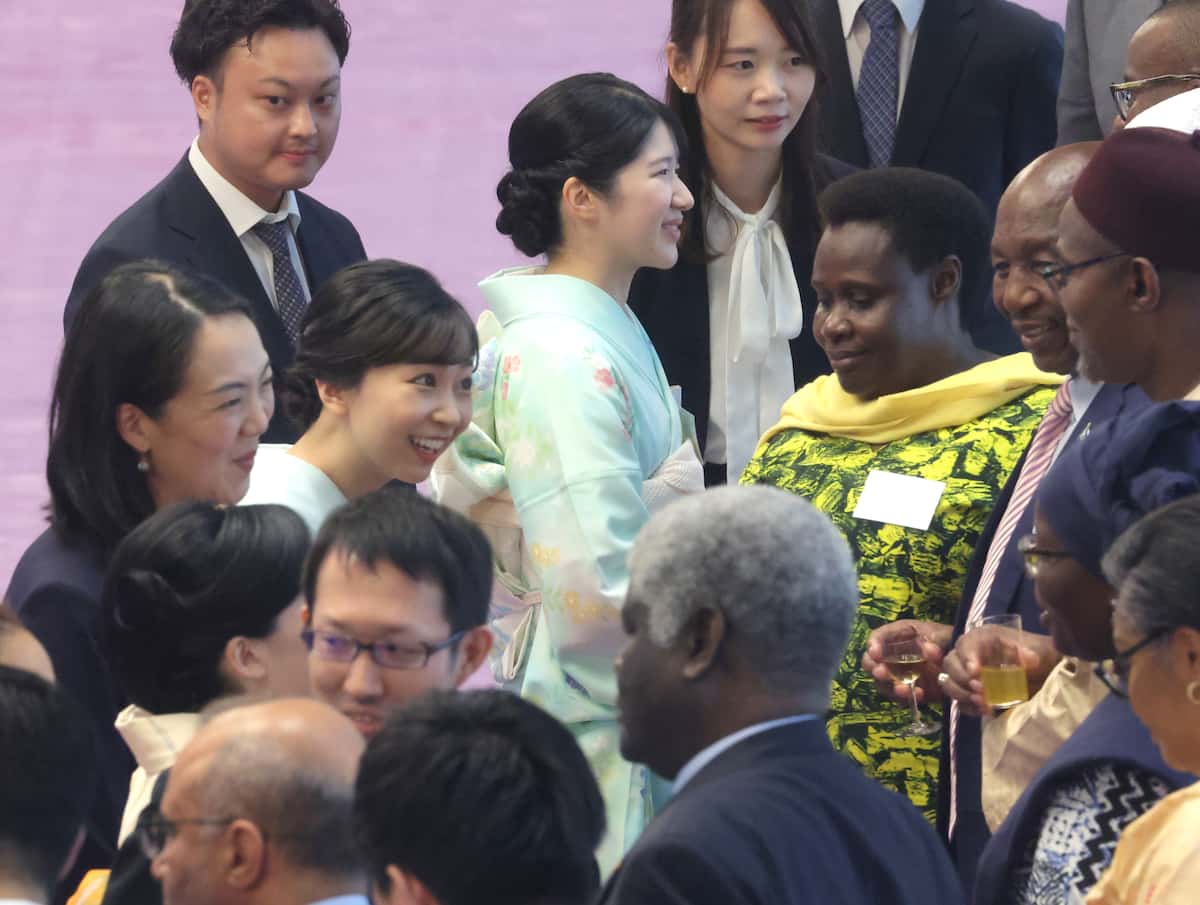 第9回アフリカ開発会議（TICAD）の各国首脳夫妻らを招いた宮中茶会で懇談される天皇、皇后両陛下の長女、敬宮愛子さまと秋篠宮ご夫妻の次女、佳子さま＝22日午後、皇居・宮殿「春秋の間」（酒井真大撮影）
