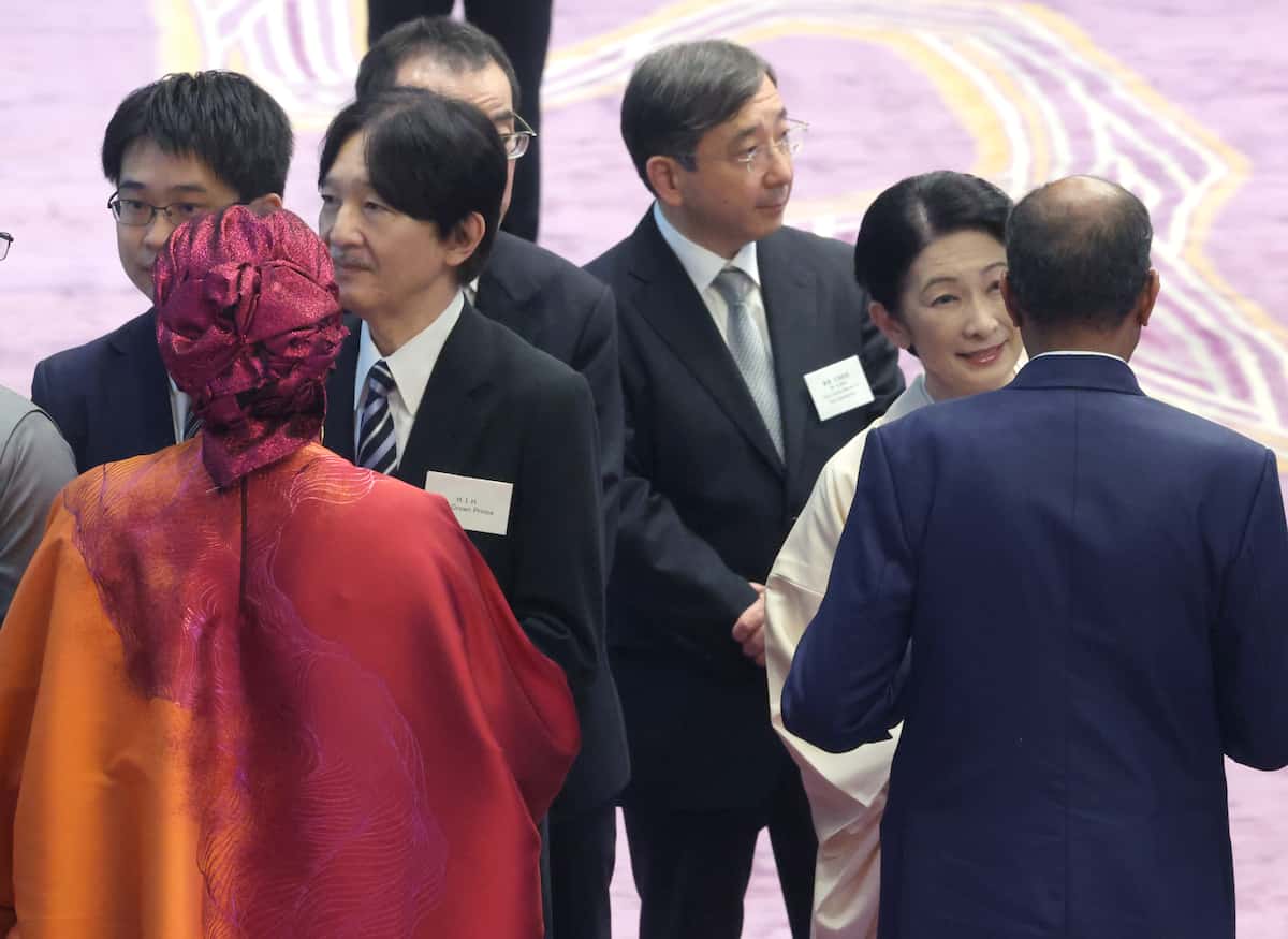 第9回アフリカ開発会議（TICAD）の各国首脳夫妻らを招いた宮中茶会で懇談される秋篠宮ご夫妻＝22日午後、皇居・宮殿「春秋の間」（酒井真大撮影）