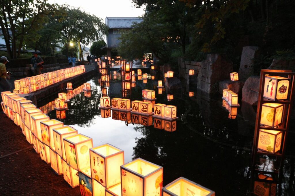 古河でお盆の風物詩「夢あんどんと夕涼み」 堀を幻想的に照らす明かり 8月14~15日 歴史博物館周辺 | とりぷれ 市民手作りのあんどんが堀端を彩ります(古河市提供)