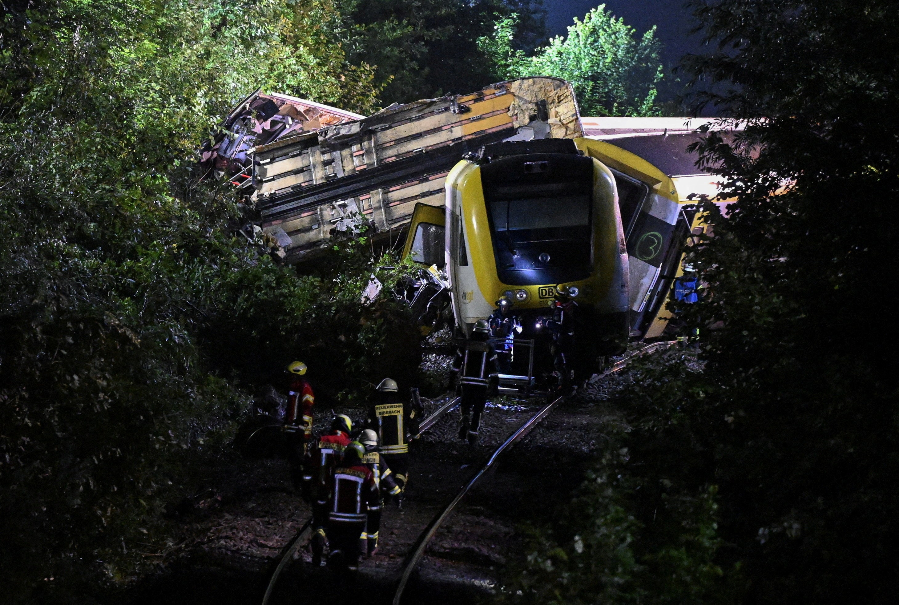 ドイツ南西部で列車脱線、3人死亡　原因調査中と警察