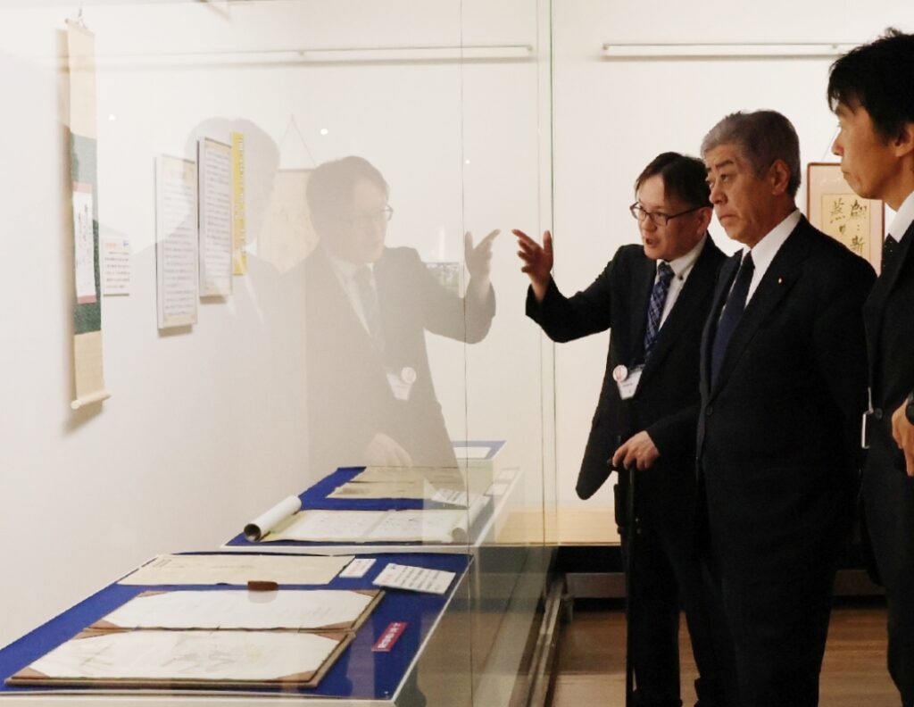 岩屋外相が大分市で企画展「先哲・重光葵」を視察　降伏文書など展示「教訓をしっかり受け継ぐ」 - 大分のニュースなら 大分合同新聞プレミアムオンライン Gate