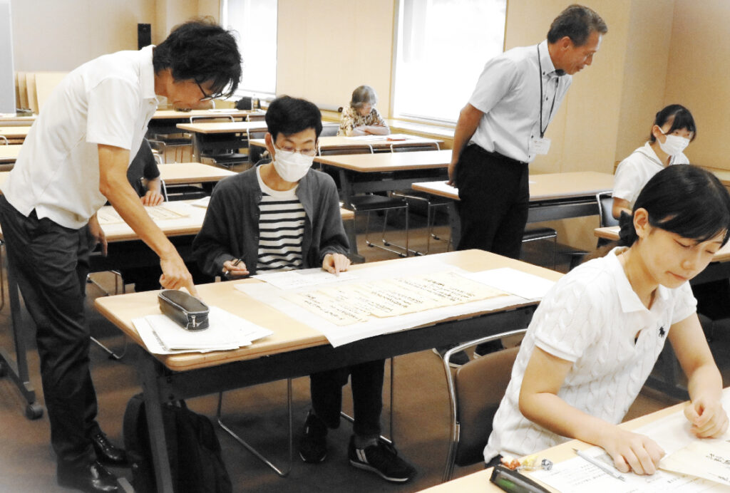 大分県立図書館で中高生向け古文書講座開催　崩し字の基礎や解読などを実習 - 大分のニュースなら 大分合同新聞プレミアムオンライン Gate