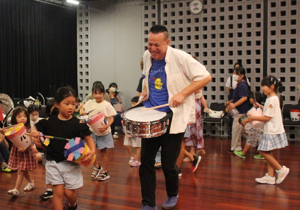 元ブルーハーツの梶原さんとバケツ太鼓を演奏　佐伯市で子どものための音楽会 - 大分のニュースなら 大分合同新聞プレミアムオンライン Gate