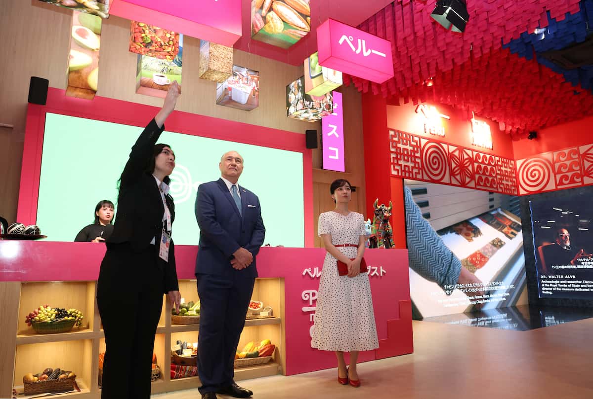 大阪・関西万博会場のペルー館を視察される秋篠宮ご夫妻の次女、佳子さま＝23日午後、大阪市此花区