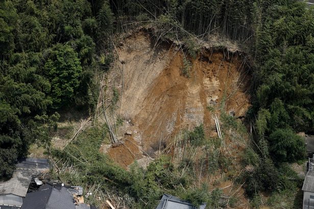 大雨、熊本2人死亡 2県で4人行方不明か