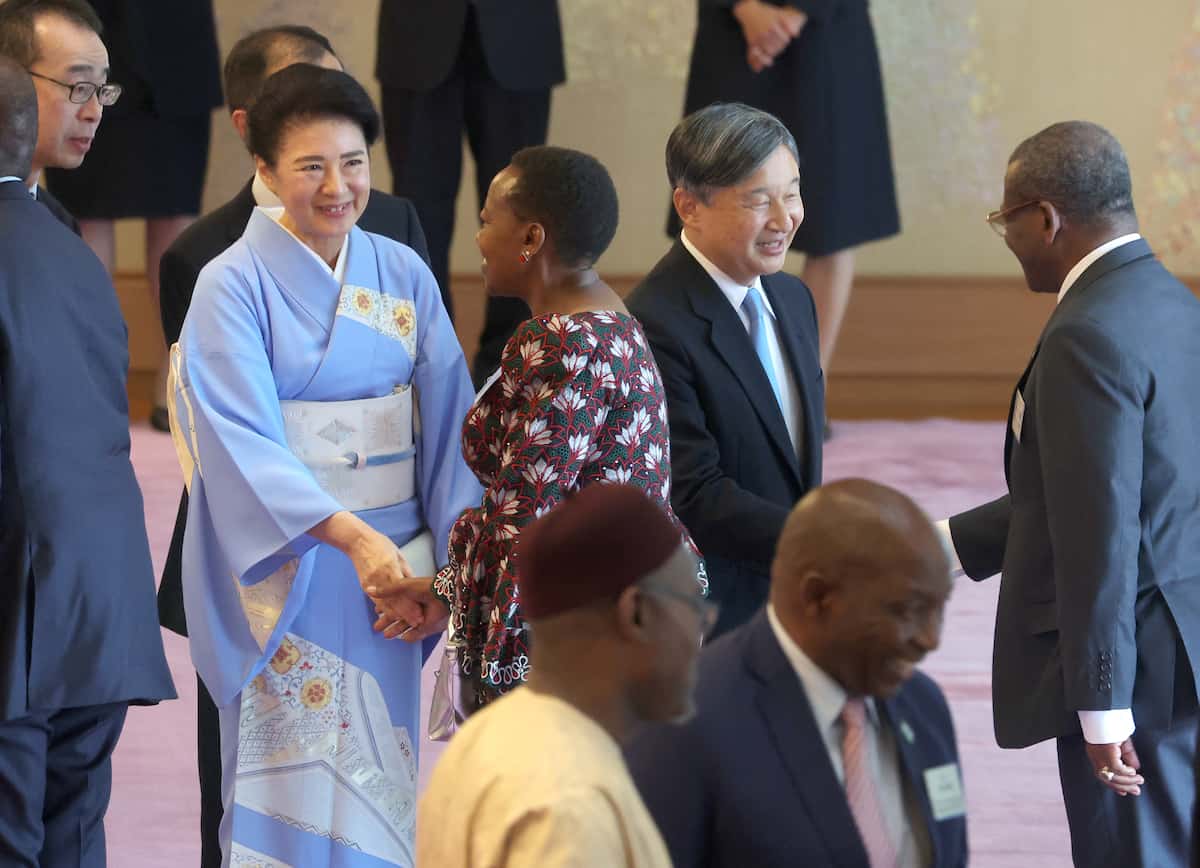 宮中茶会に招いた第9回アフリカ開発会議（TICAD）の各国首脳夫妻らを出迎えられる天皇、皇后両陛下＝22日午後、皇居・宮殿「春秋の間」（酒井真大撮影）