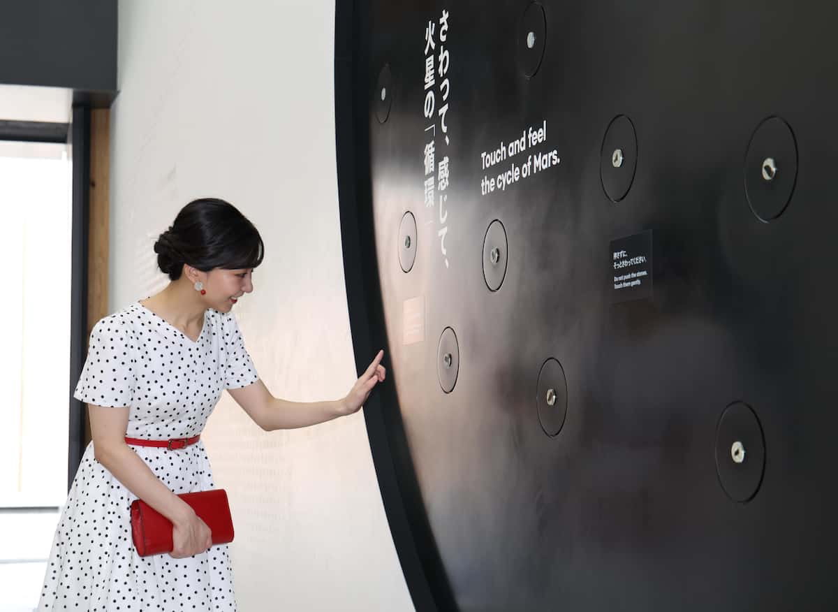 日本館で展示に触れられる秋篠宮ご夫妻の次女、佳子さま＝23日午後、大阪市此花区
