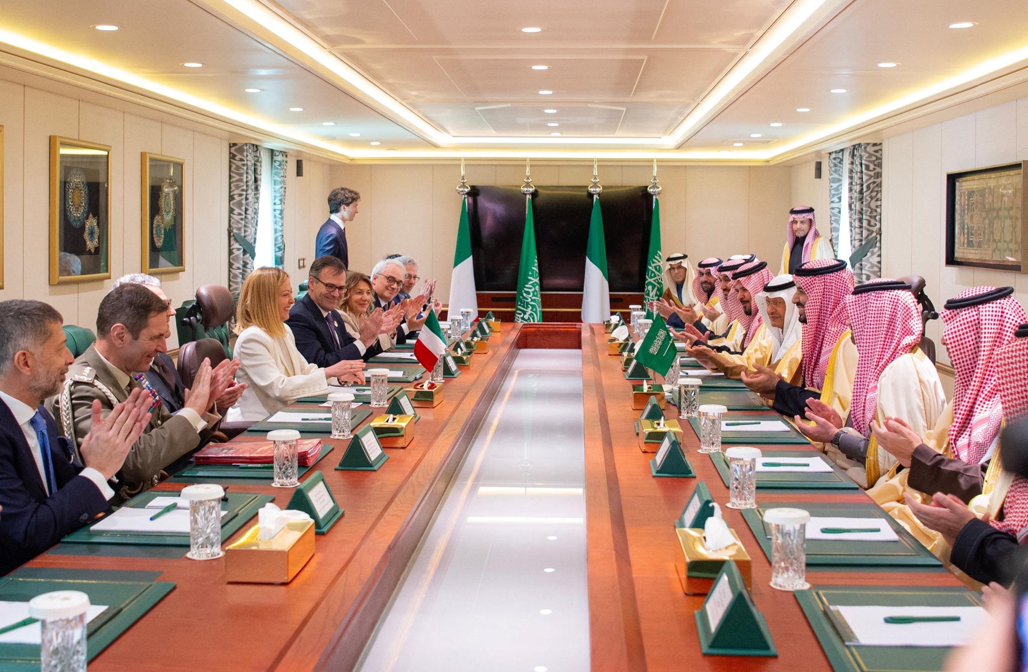 伊とサウジが100億ドル規模の協力協定、戦略パートナーシップ強化