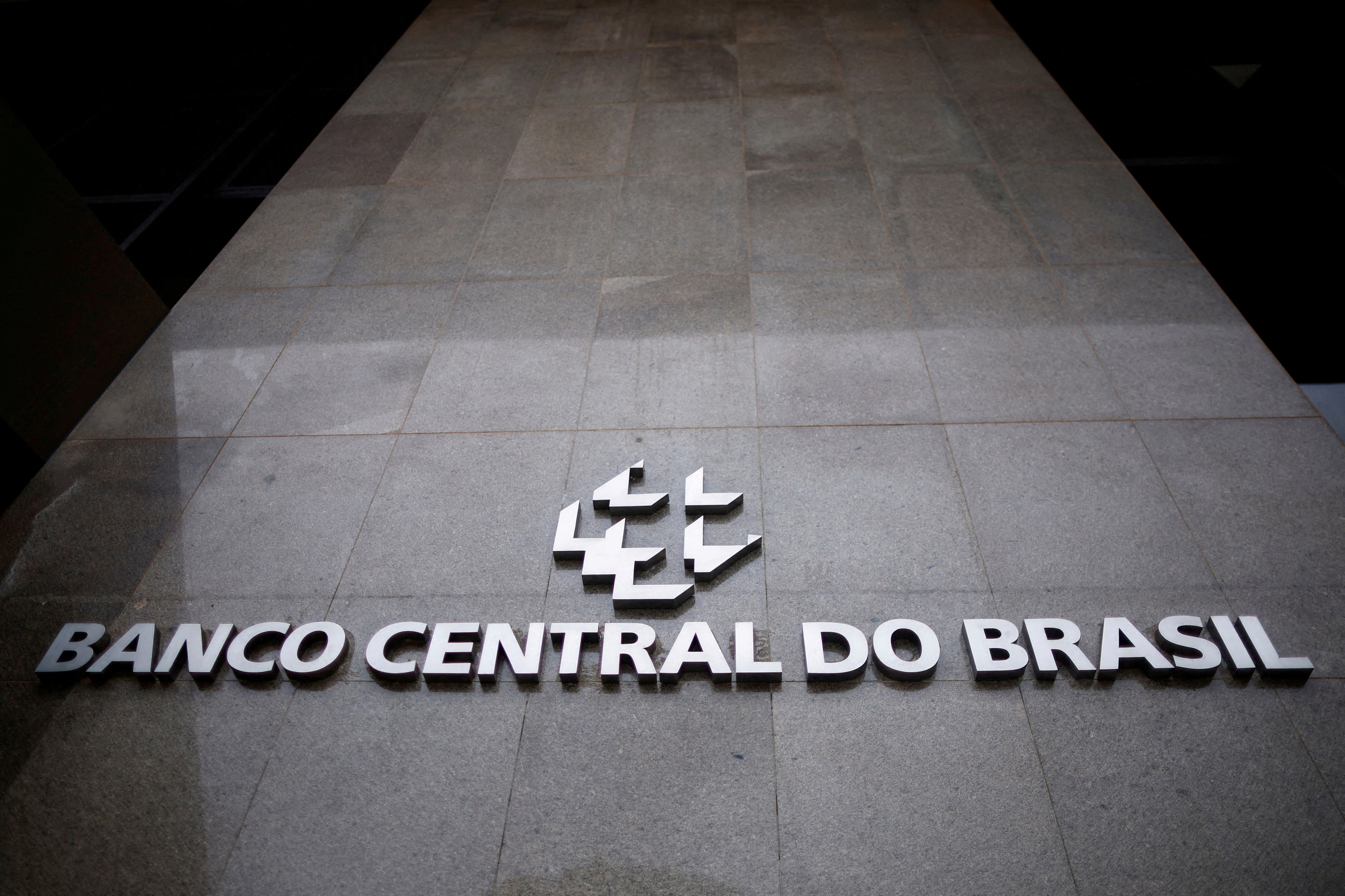 ブラジル中銀、来年にかけて政策金利を「引き締めた水準に維持」＝総裁