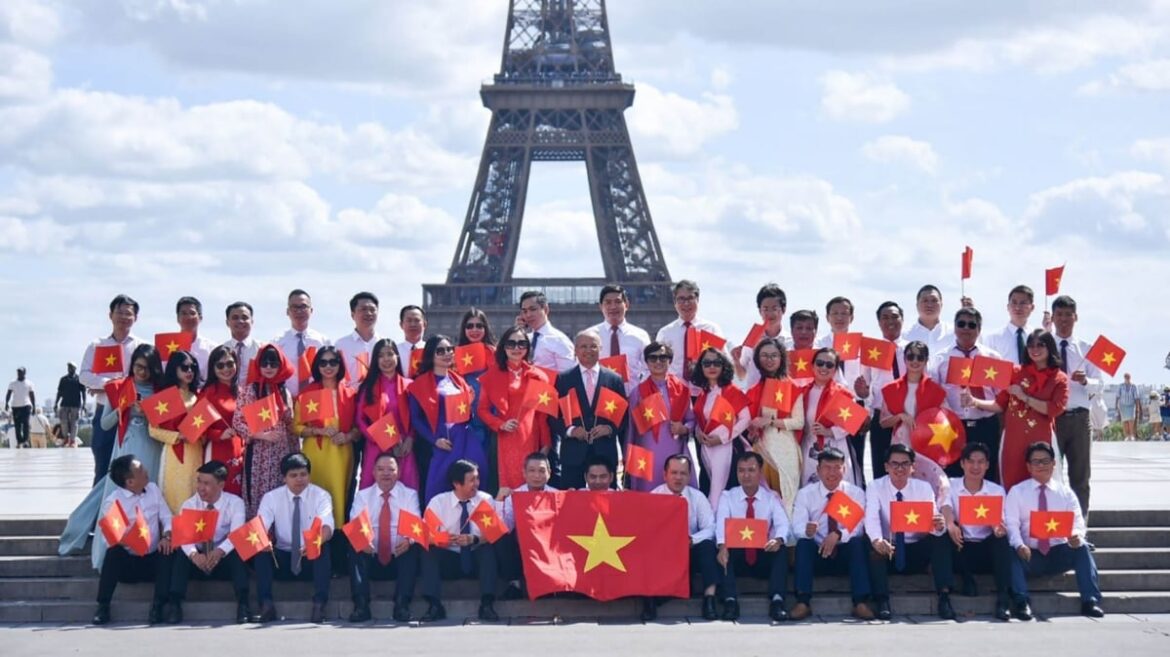 Đại sứ quán Việt Nam tại Pháp tổ chức buổi chụp ảnh tập thể.