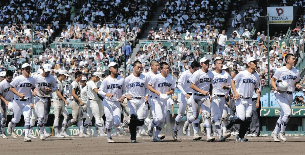 日大三に敗れ、引き揚げる県岐阜商ナイン