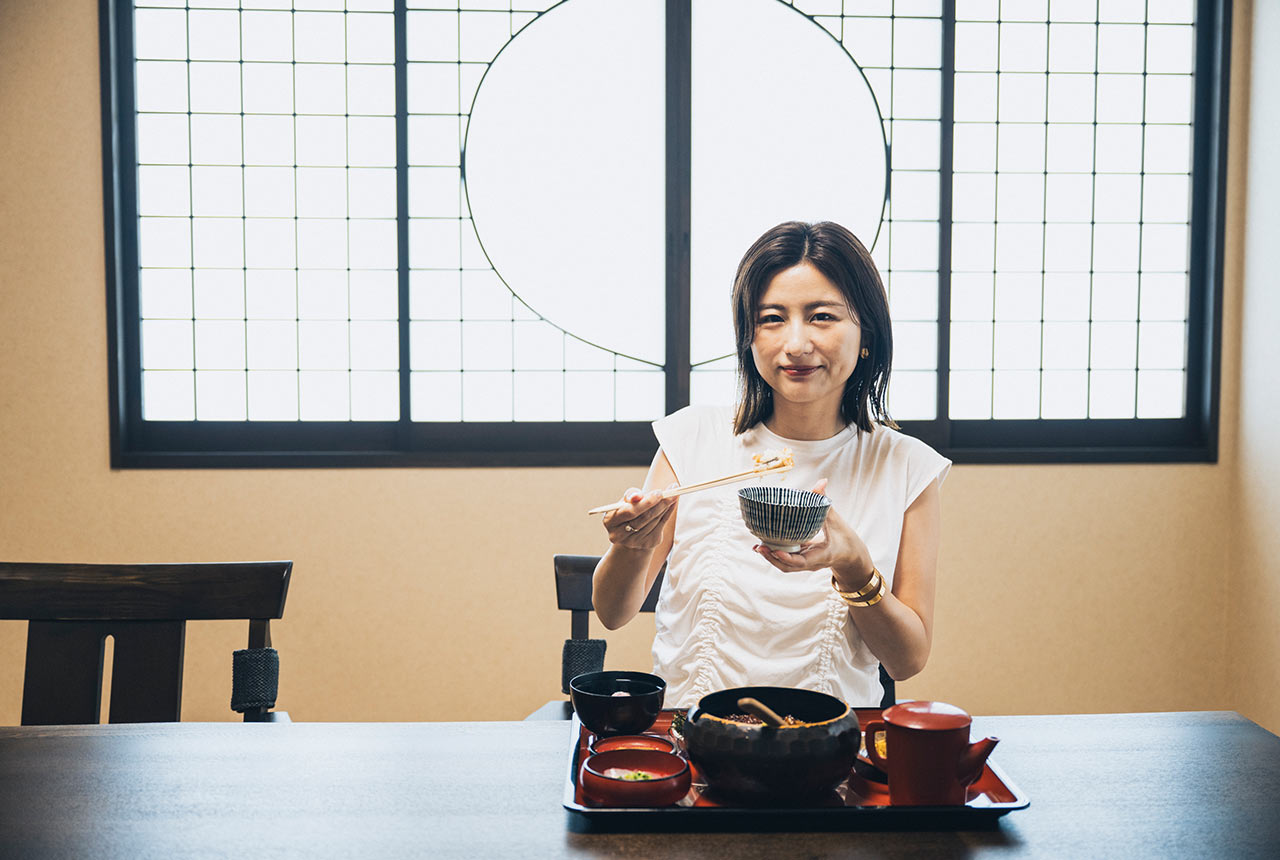 紅白まぶしを味わう宇賀さん