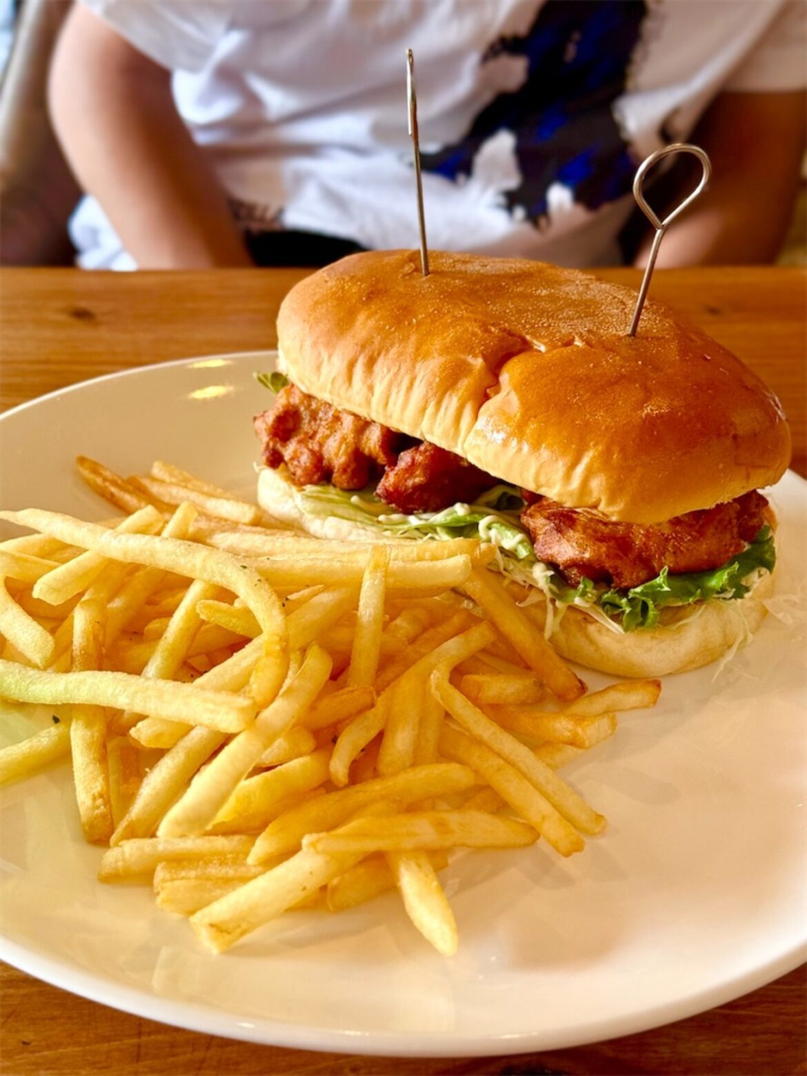 中頭郡嘉手納町水釜の「OKINAWA Diner Hi31BASE」でFried chickenやClubhouseなど - みうけんのヨコハマ原付紀行