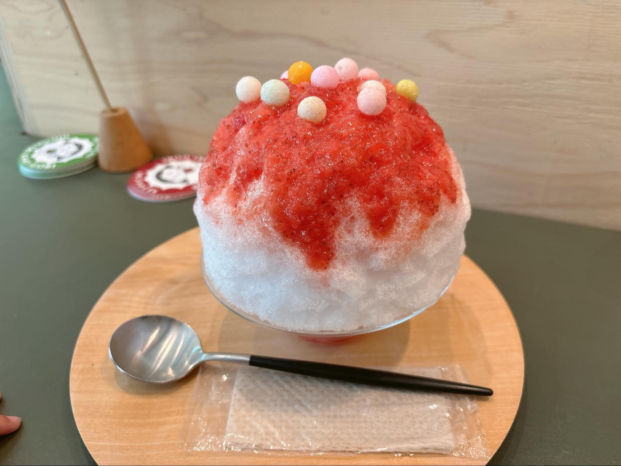 筆者の子どもたちはさぬきひめ苺のかき氷をチョイス。