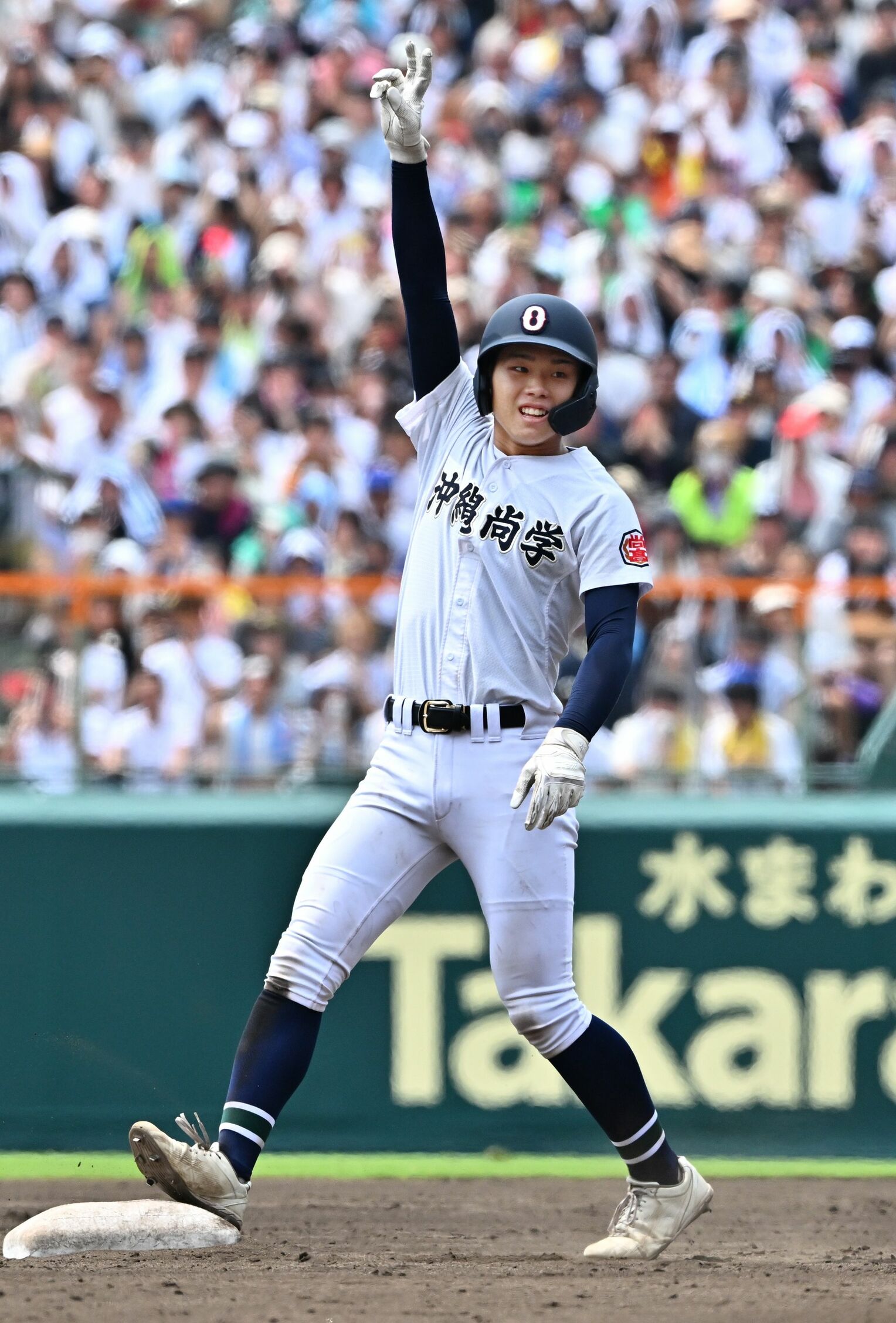 沖縄尚学－日大三　８回表沖尚２死二塁、宜野座恵夢が中越え適時二塁打を放ち塁上で手を挙げる（喜屋武綾菜撮影）