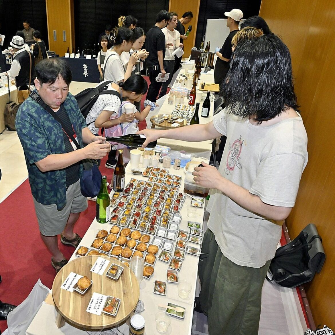 栃木の「酒」販路拡大へ、宇都宮で「さけくらべ栃木」 酒販店や飲食関係者ら、120点試飲｜下野新聞デジタル - 下野新聞社