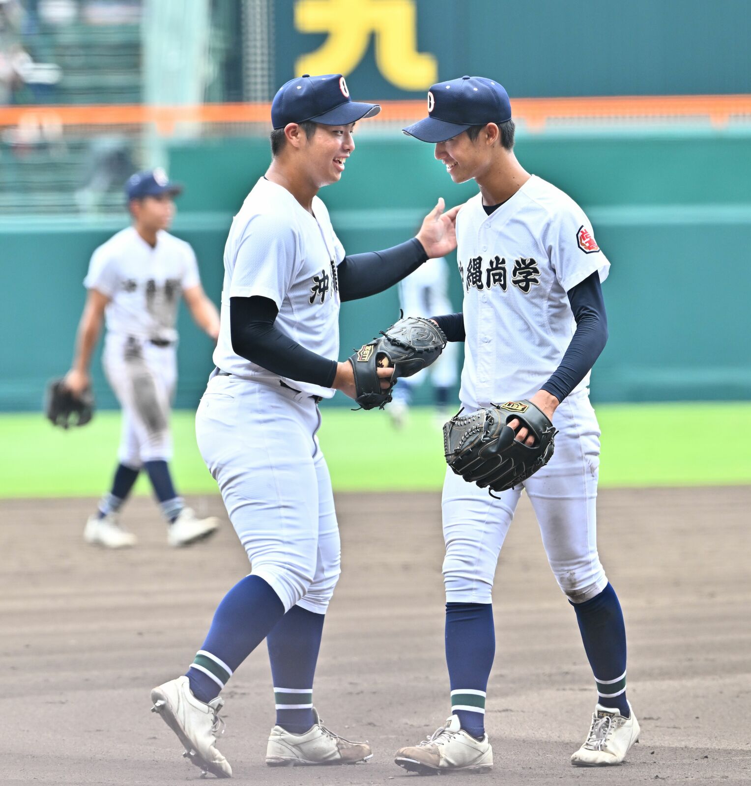 沖縄尚学－日大三　８回裏日大三２死二塁、沖縄尚学は８回まで投げ抜いた新垣有絃（右）がエースの末吉良丞にマウンドを託す（喜屋武綾菜撮影）