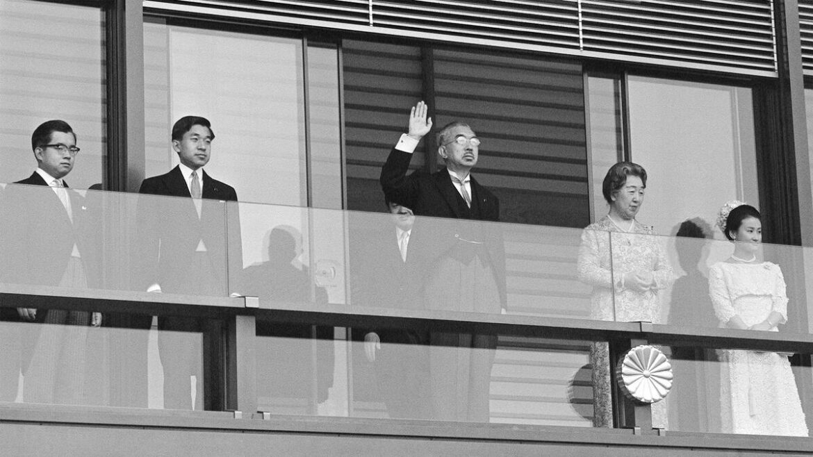 「米国が真珠湾攻撃を引き起こした」と愚痴をこぼす…初代宮内庁長官が聞き取った「昭和天皇の知られざる本音」 長官は「これはこの部屋だけのお話です」と釘を刺した | PRESIDENT Online(プレジデントオンライン) 「米国が真珠湾攻撃を引き起こした」と愚痴をこぼす…初代宮内庁長官が聞き取った「昭和天皇の知られざる本音」 長官は「これはこの部屋だけのお話です」と釘を刺した | PRESIDENT Online(プレジデントオンライン)