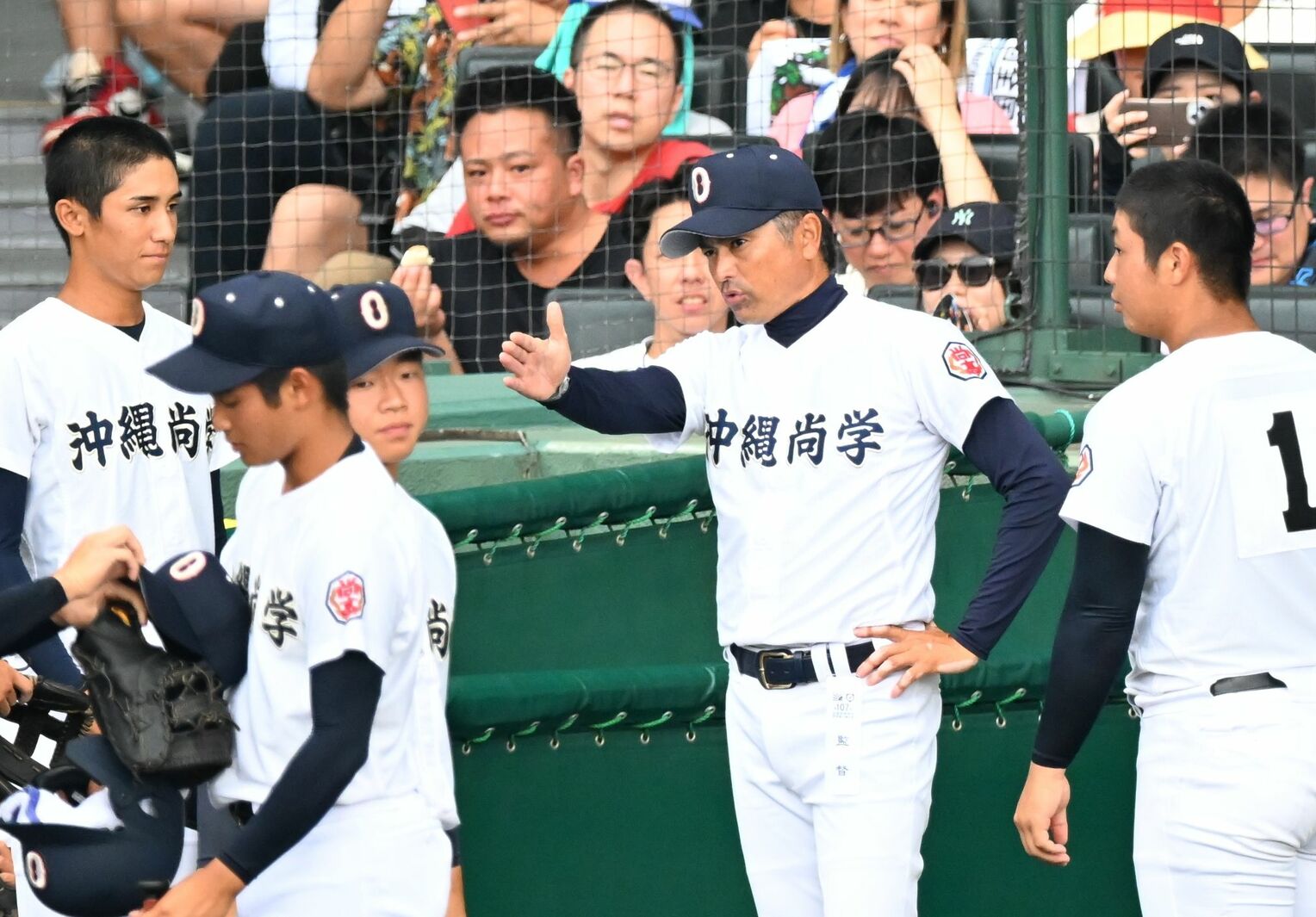 沖縄尚学－日大三　１回裏を終え、沖尚の比嘉公也監督（右から２人目）が選手に指示を出す（小宮健撮影）
