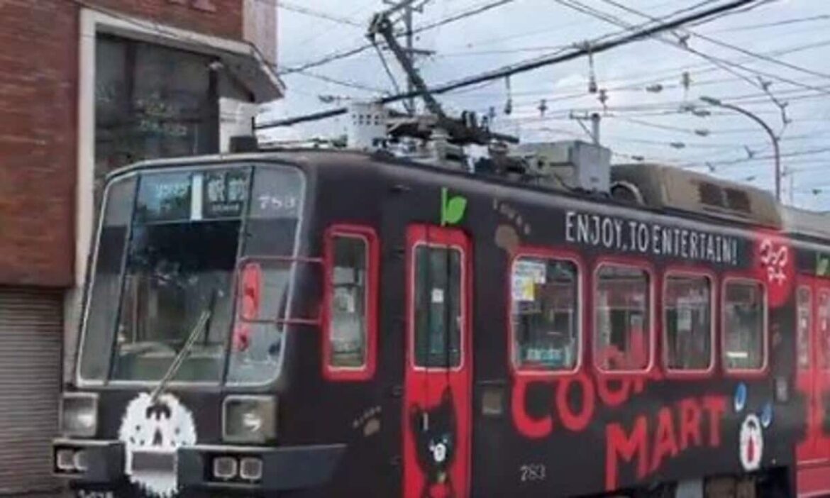 愛知県・豊橋鉄道の路面電車を思わず二度見　交差点カーブの様子が「横滑りしてるよう」「ドリフトみたい」 | LIMO | くらしとお金の経済メディア