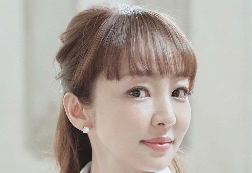 50歳・神田うの 家族とヨーロッパ長期滞在 13歳娘とおそろいコーデで美スタイル披露 プラハの豪華レストランへ