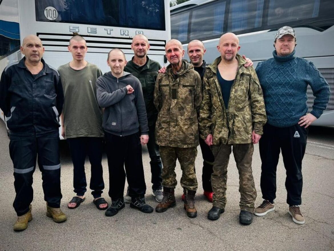 「母さん、泣かないで。すぐ家に帰るから」　ウクライナ人記者が解放される、ロシアが秘密裏に３年間拘束 - CNN.co.jp