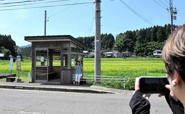 Mrs. GREEN APPLEの新曲「夏の影」MVロケ地と話題…のどかな町のバス停にファン続々 福井県越前町