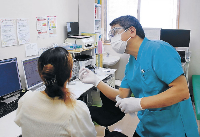 コロナ１カ月で５倍　富山県内 感染者増　新変異株「ニンバス」影響か
