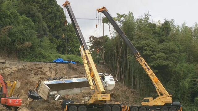 大雨で陥没の国道249号で転落車両の撤去作業 クレーン車で大型トレーラーを吊り上げ 石川・七尾市