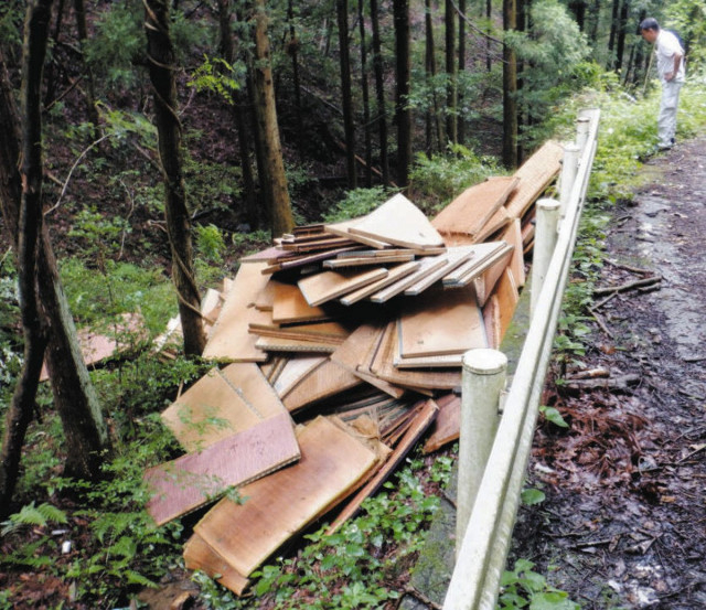 栃木市の林道に畳1500枚 不法投棄　防犯カメラ4台盗難も