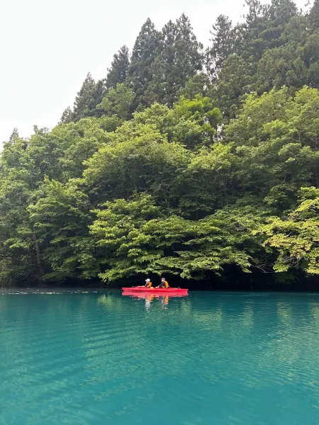群馬県中之条町の「四万湖」でカヌーをしている人