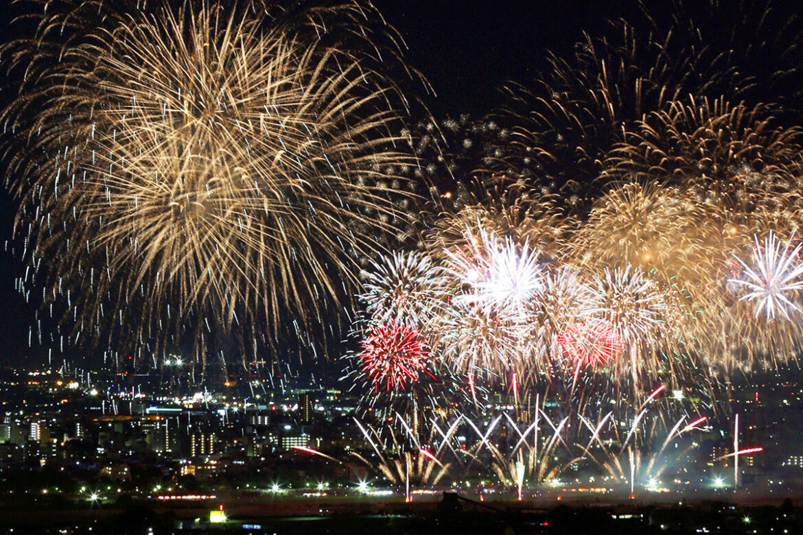 【2025】「第77回北日本新聞納涼花火(富山会場)」が本日開催！大迫力のスターマイン | 夜景FANマガジン