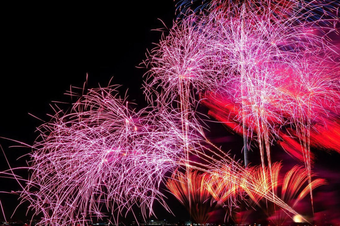 【2025】幕張ビーチ花火フェスタ2025が本日開催！二万発の花火を打ち上げ | 夜景FANマガジン