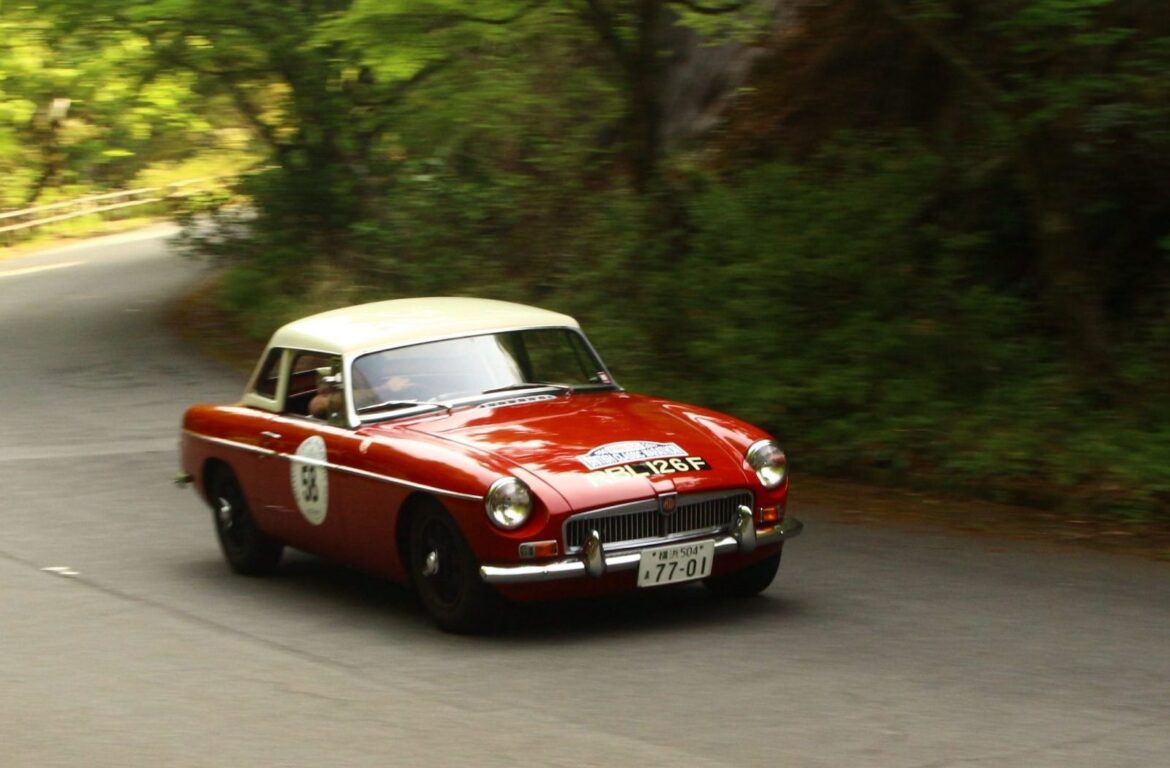 【走行距離1400km超え】英国旧車70台で日本縦断マラソン!ブリクラ参戦記 | AUTOCAR JAPAN 筆者が10年所有している1968年式のMG-Bマーク2。