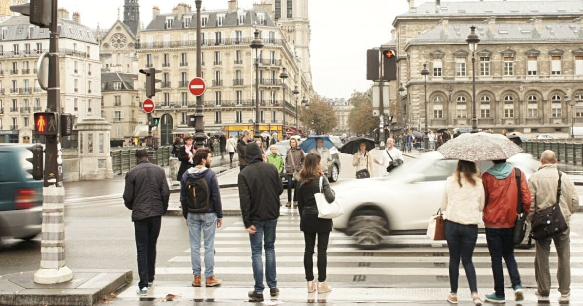 「フランス人は雨の日に傘をささない」は本当? パリで見た「雨の日」のリアル(松永 麻衣子) | FRaU 「フランス人は雨の日に傘をささない」は本当? パリで見た「雨の日」のリアル(松永 麻衣子) | FRaU